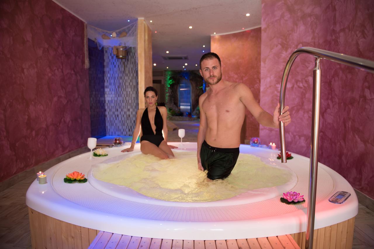 Suite with Hot Tub,576397953:JPEG